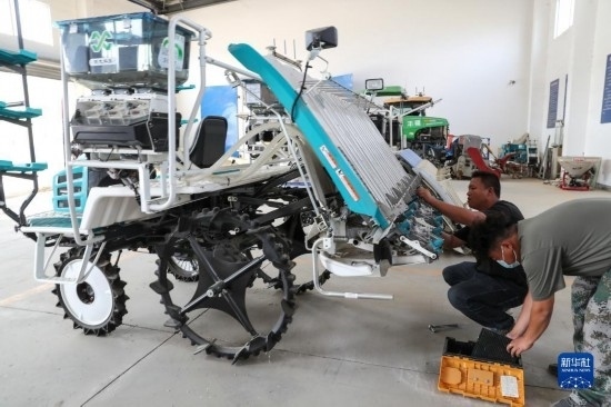 11月4日，技術(shù)員在南通市通州區(qū)十總鎮(zhèn)育民村農(nóng)場保養(yǎng)無人插秧機(jī)設(shè)備。
