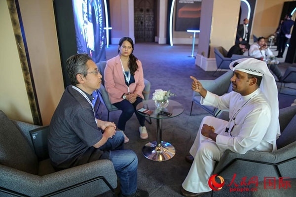 人民網(wǎng)記者采訪迪拜創(chuàng)新企業(yè)家索萊曼·里法伊（右一），索萊曼表示期待加強與中方合作。人民網(wǎng) 塔里克·易卜拉欣 攝
