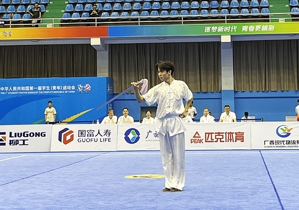 11月6日，第一屆全國學生（青年）運動會武術(shù)套路（大學組）男子自選劍術(shù)比賽中。人民網(wǎng)記者 歐興榮攝