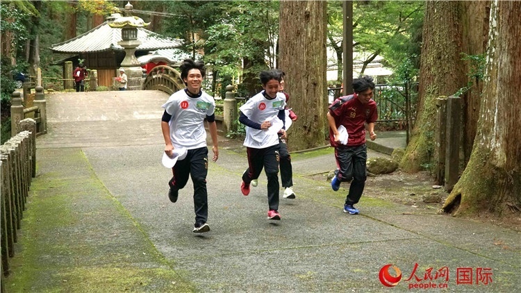 中日青少年在百年古剎里奔跑，揮灑青春的汗水。人民網(wǎng) 蔣曉辰攝