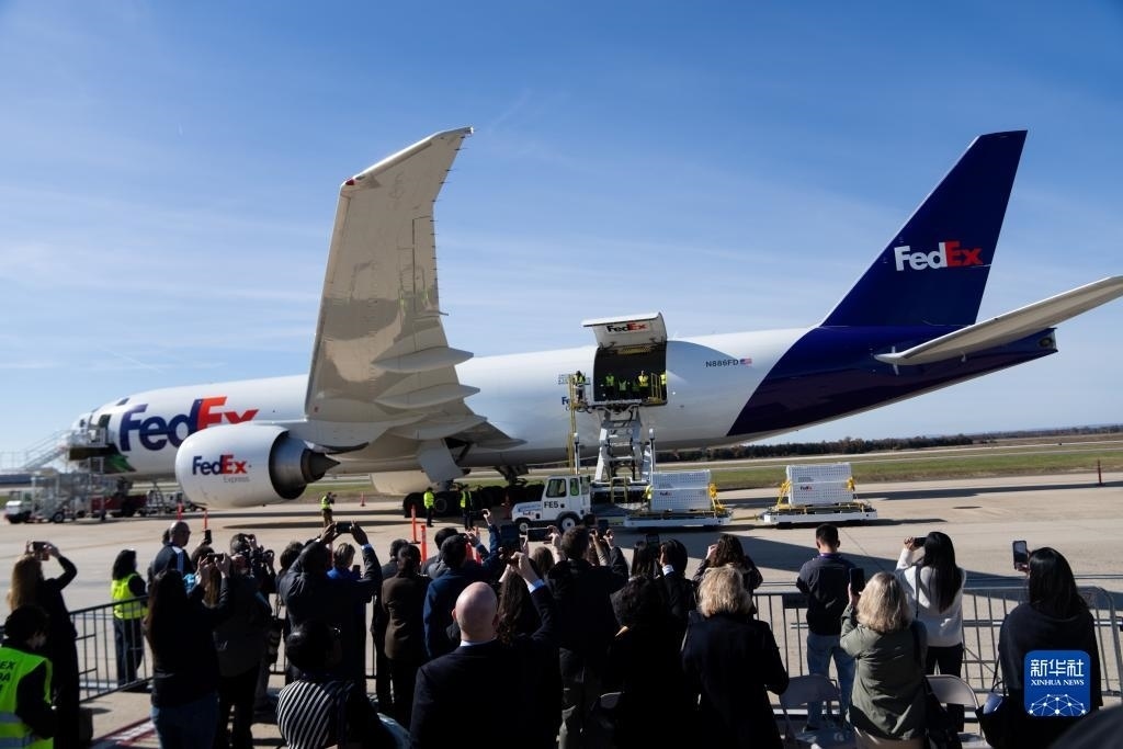 11月8日，在美國(guó)弗吉尼亞州的華盛頓杜勒斯國(guó)際機(jī)場(chǎng)，裝有大熊貓的特制“旅行包廂”準(zhǔn)備運(yùn)上專(zhuān)機(jī)。新華社記者劉杰攝