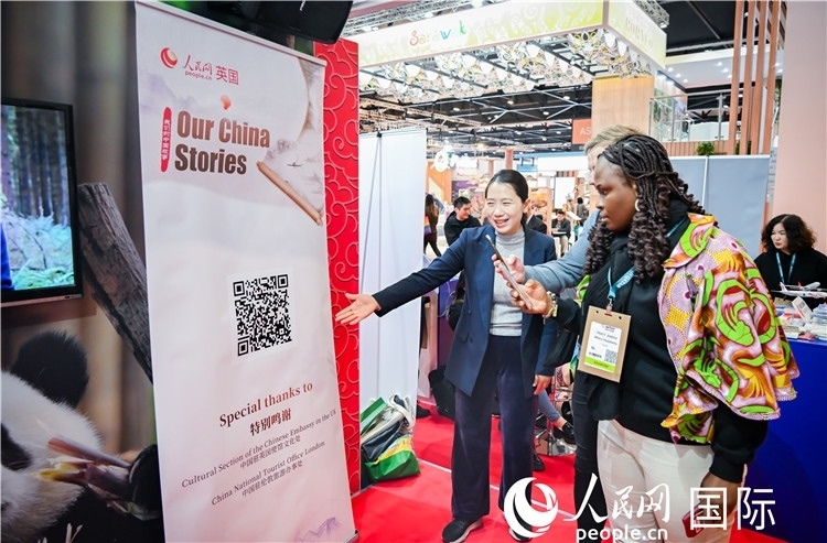 觀眾掃碼《我們的中國故事》系列視頻。人民網(wǎng) 郭錦標攝