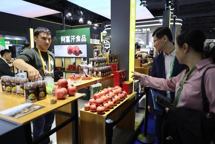 11月6日，在第六屆進(jìn)博會(huì)食品及農(nóng)產(chǎn)品展區(qū)，阿富汗食品吸引參展人員。