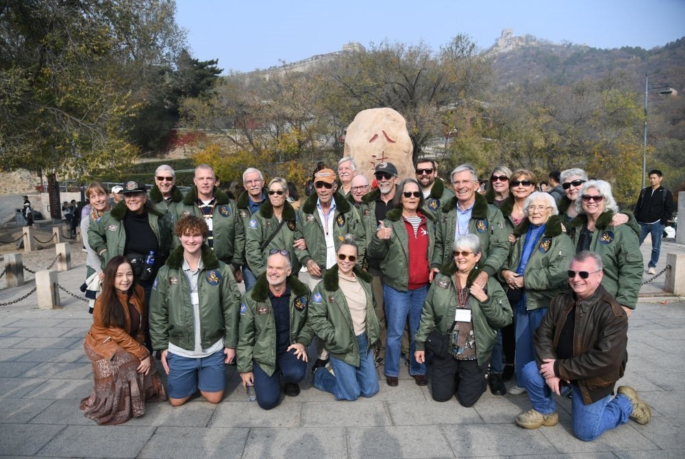 2023年10月29日，飛虎隊(duì)老兵莫耶一行人在北京八達(dá)嶺長城合影留念。當(dāng)日，美中航空遺產(chǎn)基金會訪華代表團(tuán)成員陸續(xù)抵達(dá)北京。新華社記者 任超 攝