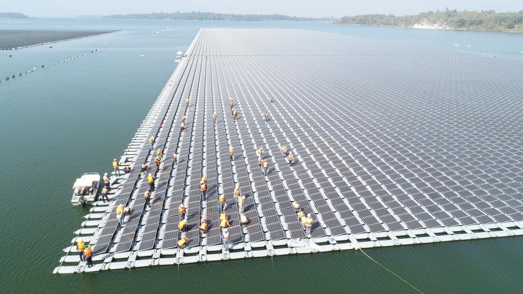 2021年1月23日，施工人員檢查泰國烏汶府詩琳通大壩綜合浮體光伏項(xiàng)目的太陽能板安裝情況。新華社發(fā)（泰國國家電力局項(xiàng)目組供圖）