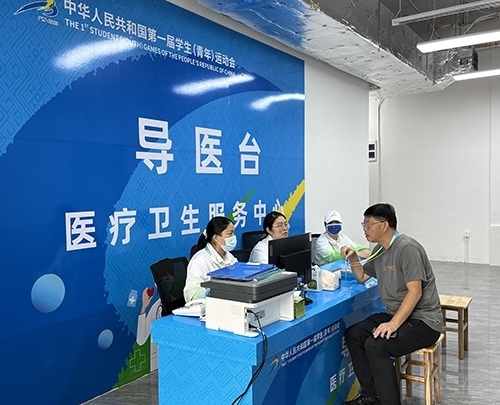 村內(nèi)住客在醫(yī)療衛(wèi)生服務(wù)中心導(dǎo)醫(yī)臺(tái)問(wèn)診。人民網(wǎng)記者 歐興榮攝