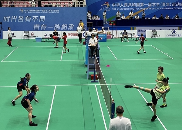 11月11日，第一屆全國學(xué)生（青年）運動會毽球（校園組）比賽現(xiàn)場。人民網(wǎng)記者 歐興榮攝