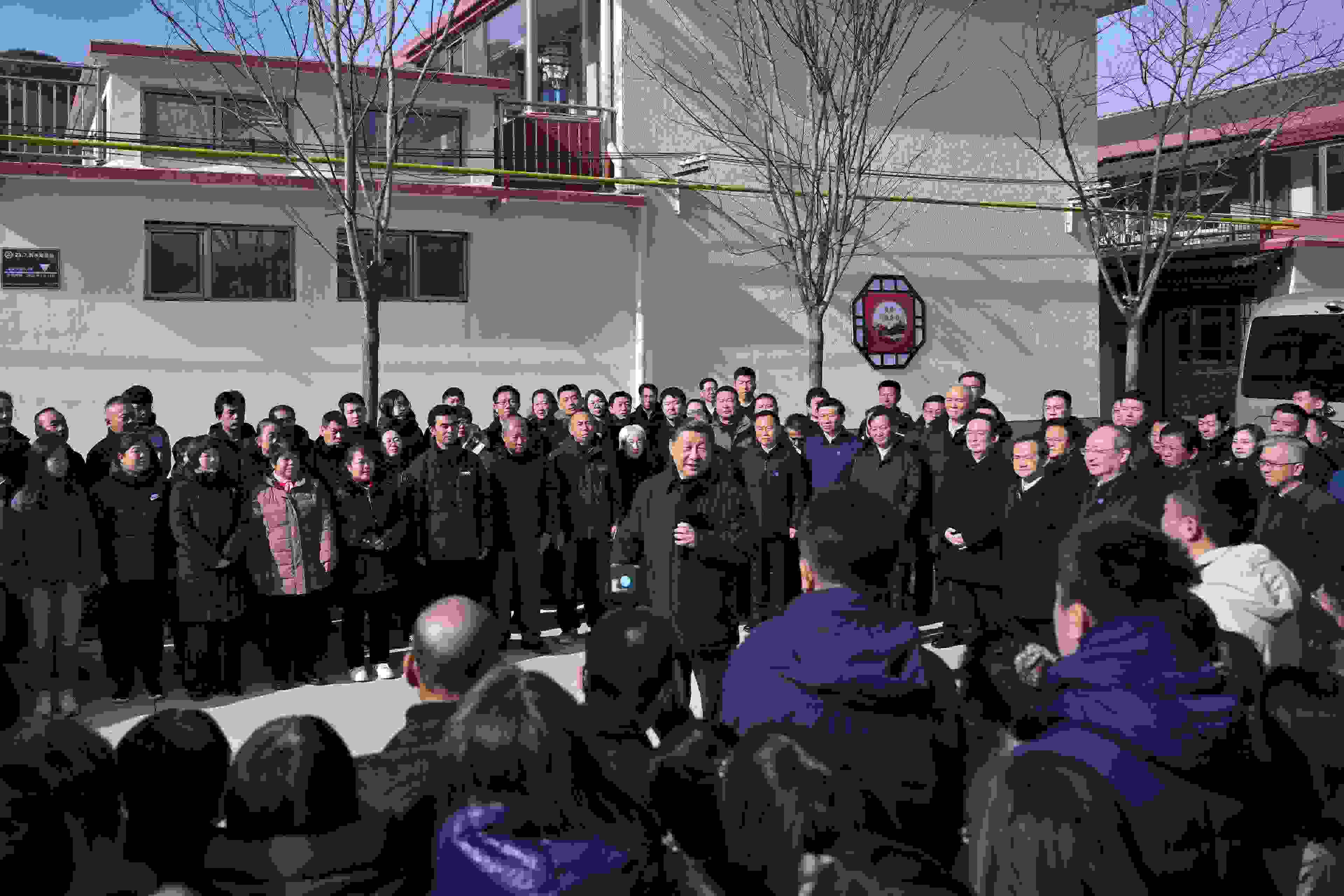 2023年11月10日，習(xí)近平總書記在北京市門頭溝區(qū)妙峰山鎮(zhèn)水峪嘴村考察時(shí)，同當(dāng)?shù)厝罕娪H切交流。