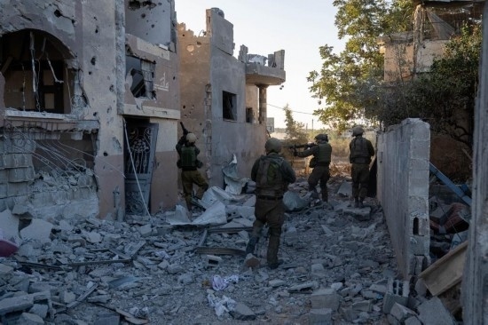 這張以色列國(guó)防軍11月12日發(fā)布的照片顯示，以軍地面部隊(duì)在加沙地帶北部開(kāi)展軍事行動(dòng)。新華社發(fā)