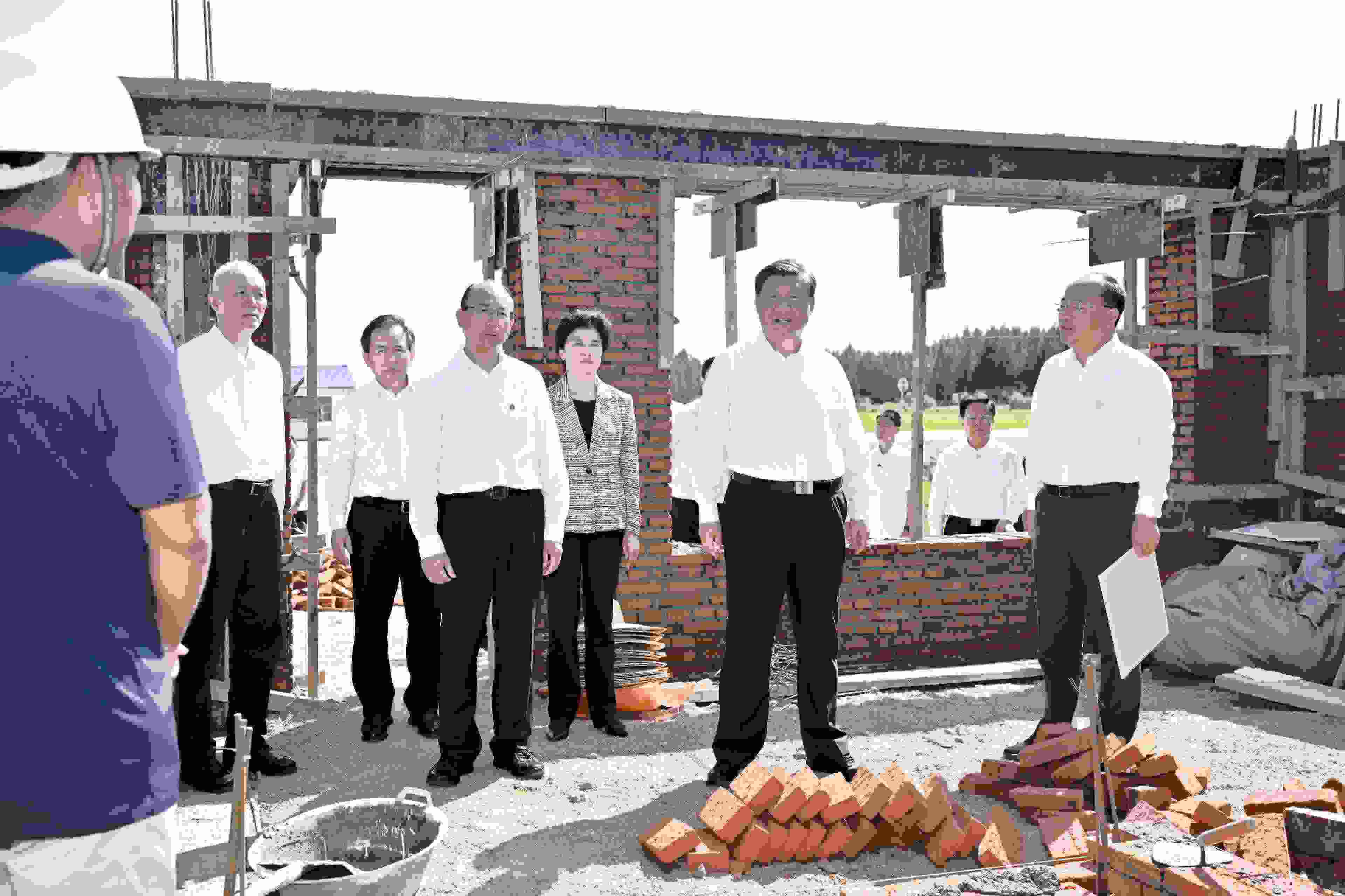 2023年9月7日，習(xí)近平總書記在遭受洪澇災(zāi)害的黑龍江省哈爾濱尚志市老街基鄉(xiāng)龍王廟村，察看水毀房屋重建情況。