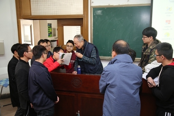 鐘萬勰院士為學(xué)生們答疑解惑。大連理工大學(xué)供圖