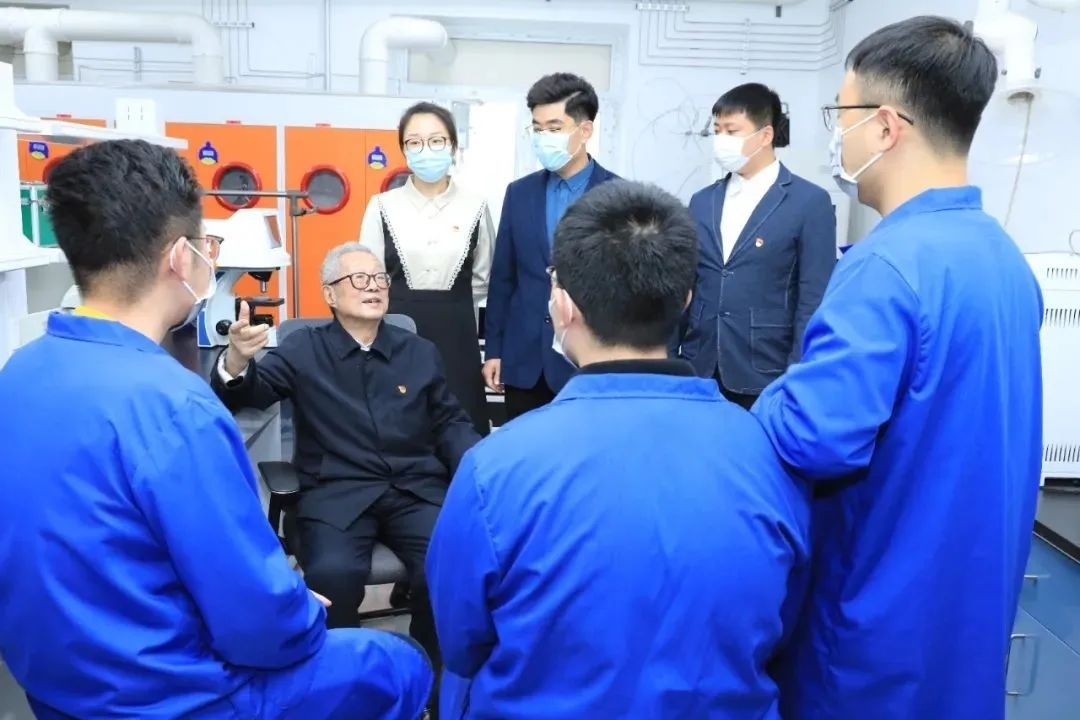 秦裕琨院士在實(shí)驗(yàn)室與青年師生交流。哈爾濱工業(yè)大學(xué)供圖