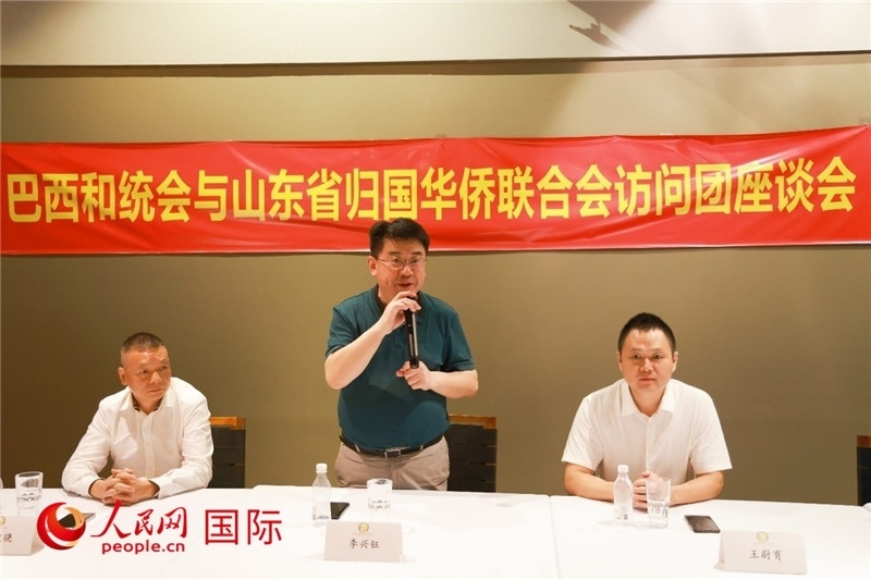 中國僑聯(lián)副主席、山東省僑聯(lián)主席李興鈺（中）在座談會上致辭。人民網(wǎng)記者 陳海琪攝