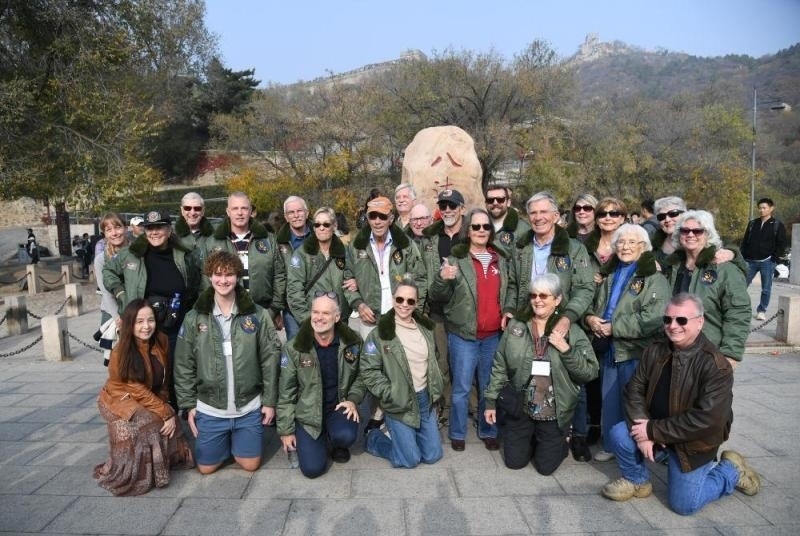 2023年10月29日，美國飛虎隊老兵莫耶一行人在北京八達嶺長城合影留念。