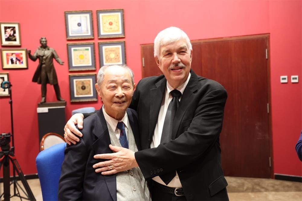 費城交響樂團小提琴演奏家戴維·布斯與原中央樂團小提琴演奏家朱信人50年后再相聚。