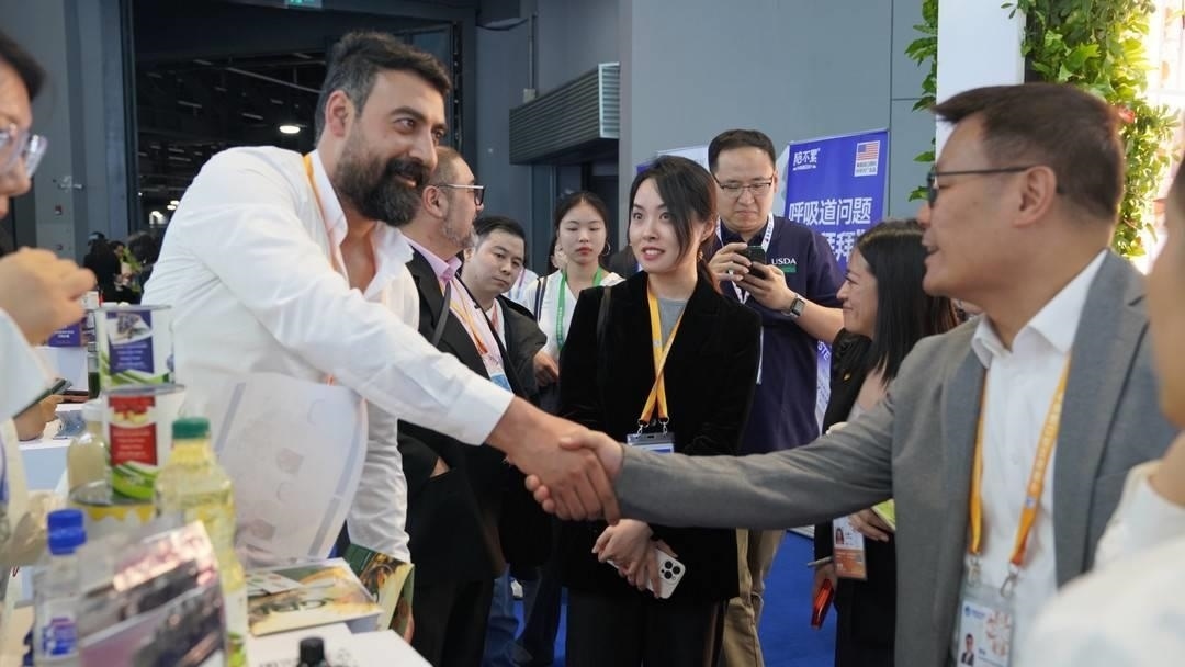 第六屆進博會上，國內一家超市行業(yè)的客商與來自美國佐治亞州的企業(yè)展商達成初步合作意向。