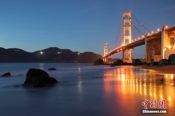 當(dāng)?shù)貢r(shí)間10月29日，美國舊金山金門大橋在海浪和夜色的襯托下美如一幅畫。<a target='_blank' href='/'><p class=
