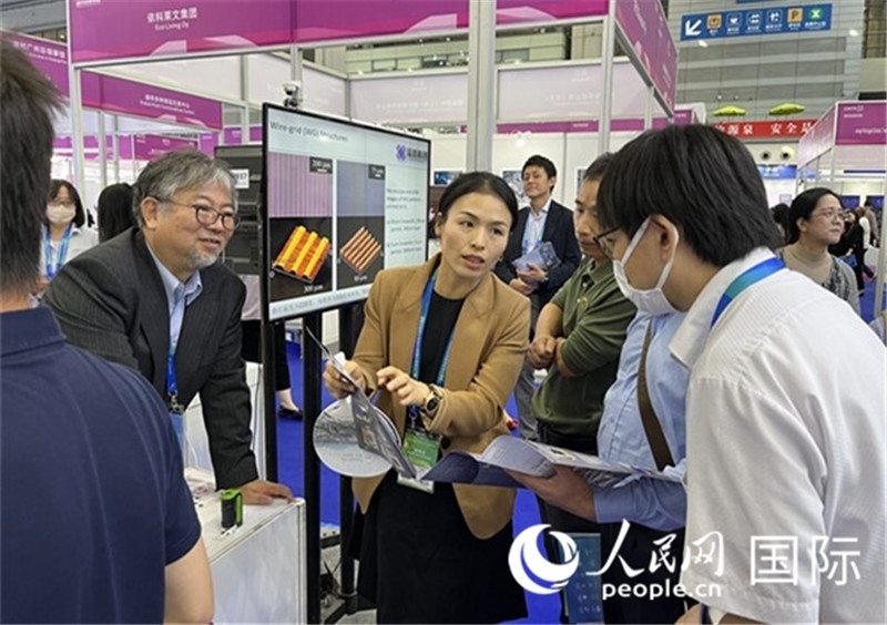 工作人員向參觀者介紹超級噴墨技術。（人民網記者 陳思攝）