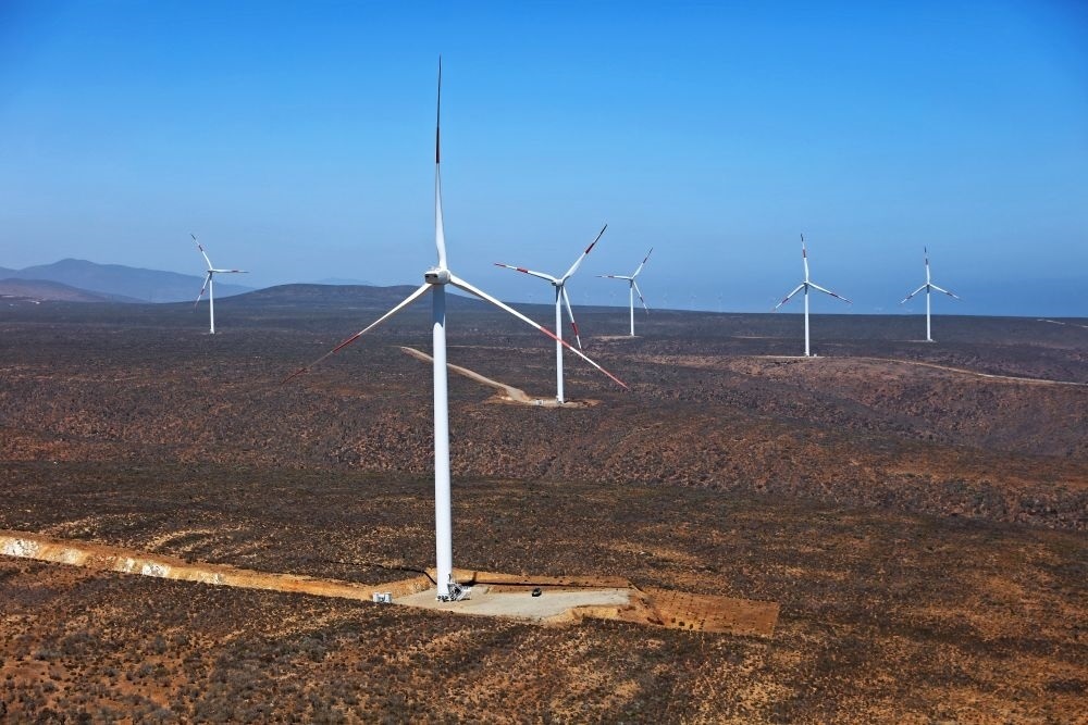 這是2023年2月14日拍攝的位于智利中部沿海的蓬塔謝拉風(fēng)電場(chǎng)。蓬塔謝拉風(fēng)電場(chǎng)是中國(guó)在智利投資建設(shè)的首個(gè)風(fēng)電場(chǎng)，2018年正式投產(chǎn)發(fā)電，可滿足13萬(wàn)戶家庭的用電需求，同時(shí)每年還能減少15.7萬(wàn)噸碳排放。