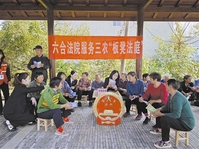  圖③：干警向附近農(nóng)戶解讀相關(guān)法律法規(guī)。