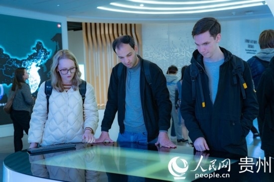 在國家大數(shù)據(jù)（貴州）綜合試驗區(qū)交流體驗中心，歐亞國家記者體驗貴州大數(shù)據(jù)應(yīng)用場景。人民網(wǎng) 陽茜攝