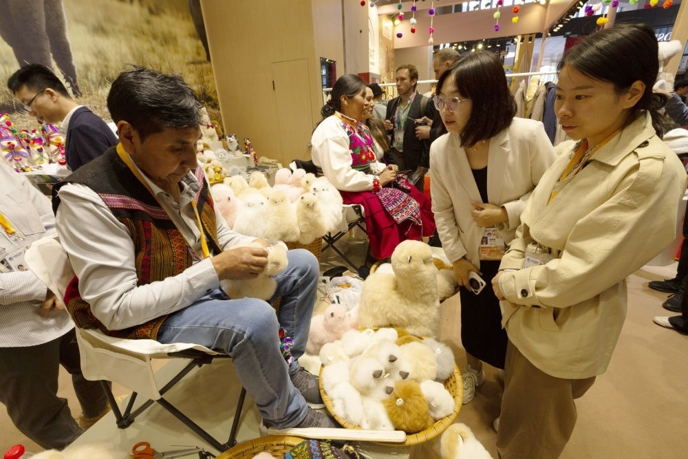 2023年11月7日，秘魯羊駝毛制品手藝人馬馬尼大叔在中國(guó)上海舉辦的第六屆進(jìn)博會(huì)上展示羊駝玩偶制作工藝。秘魯特色羊駝毛制品連續(xù)六屆在進(jìn)博會(huì)上亮相，收獲大量訂單。進(jìn)博會(huì)大舞臺(tái)讓秘魯傳統(tǒng)手藝人有了更廣闊的發(fā)展空間。