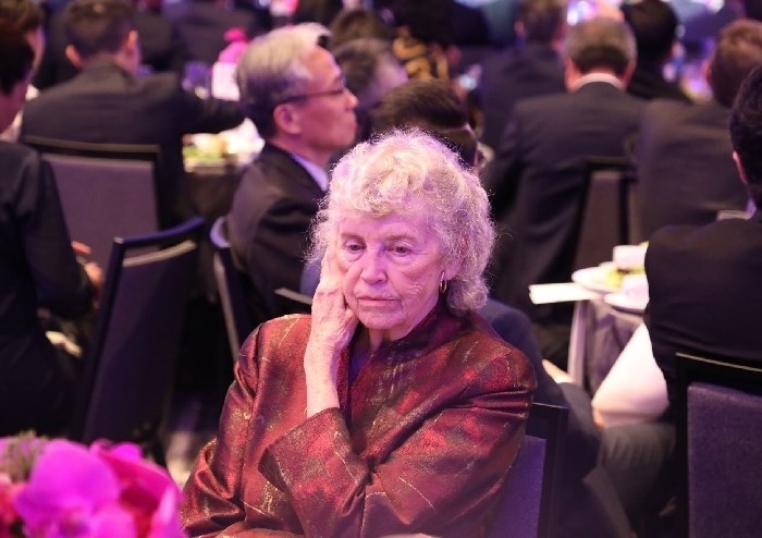 當?shù)貢r間11月15日晚，國家主席習近平在美國舊金山出席美國友好團體聯(lián)合舉行的歡迎宴會。在熱烈的掌聲中，習近平發(fā)表重要演講。圖為參加晚宴人士認真聆聽演講。人民日報記者 李志偉 攝