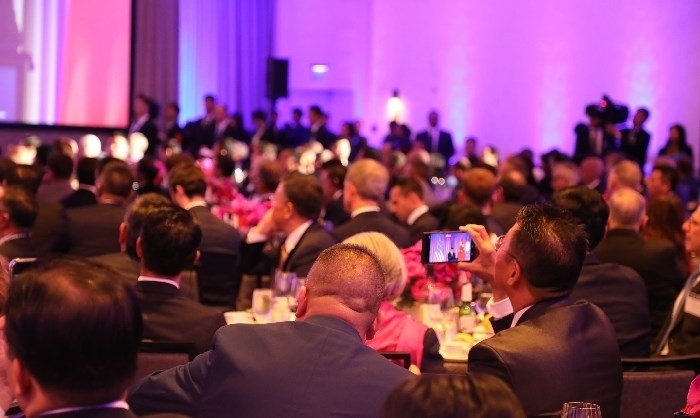 當?shù)貢r間11月15日晚，國家主席習近平在美國舊金山出席美國友好團體聯(lián)合舉行的歡迎宴會。在熱烈的掌聲中，習近平發(fā)表重要演講。圖為參加晚宴人士認真聆聽演講。人民日報記者 李志偉 攝