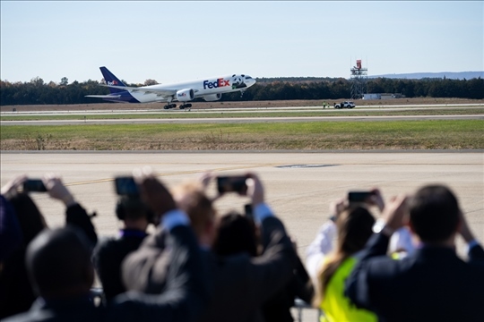2023年11月8日，運(yùn)送大熊貓的專機(jī)從美國(guó)弗吉尼亞州的華盛頓杜勒斯國(guó)際機(jī)場(chǎng)起飛。旅居美國(guó)的大熊貓“美香”“添添”和它們?cè)谌A盛頓出生并長(zhǎng)大的雄性幼崽“小奇跡”當(dāng)天啟程返回中國(guó)。新華社記者 劉杰攝