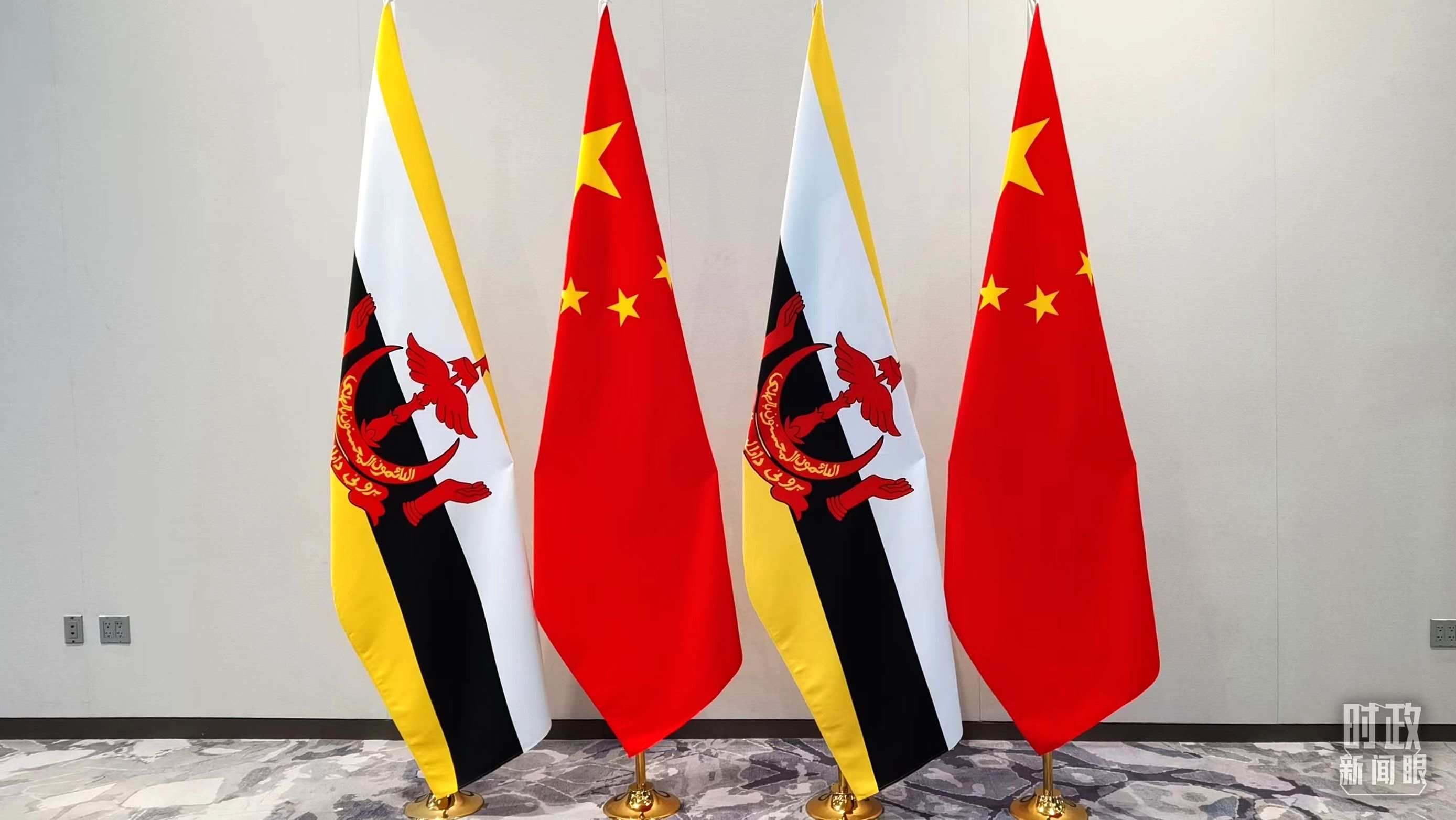 △會談現場的中文兩國國旗。（總臺央視記者郭鴻拍攝）