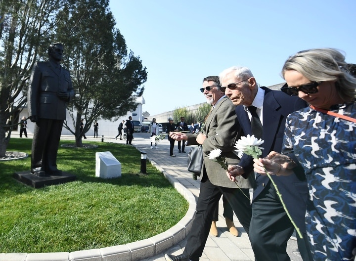 10月30日，在北京，飛虎隊老兵哈里·莫耶（中）向陳納德將軍雕像獻花。