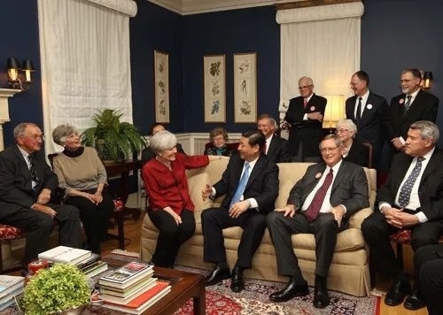 △2012年2月15日，習(xí)近平在前艾奧瓦州友好省州委員會(huì)委員蘭蒂夫人（左三）的家中回憶1985年訪問(wèn)該地時(shí)的情景。