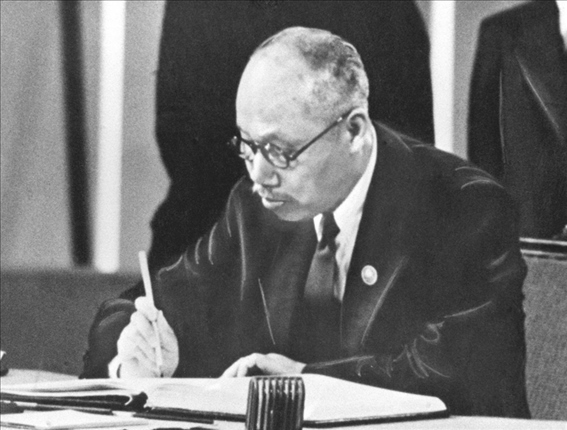 董必武在《聯(lián)合國(guó)憲章》上簽名。新華社發(fā)