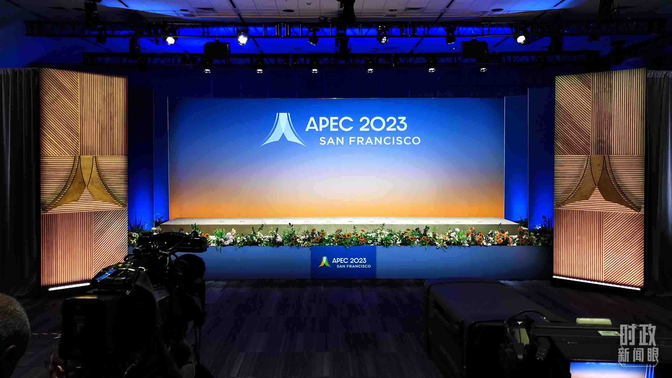 △16日，APEC領導人同東道主嘉賓在對話會前集體合影，圖為記者們在等待合影開始。（總臺央視記者石偉明拍攝）