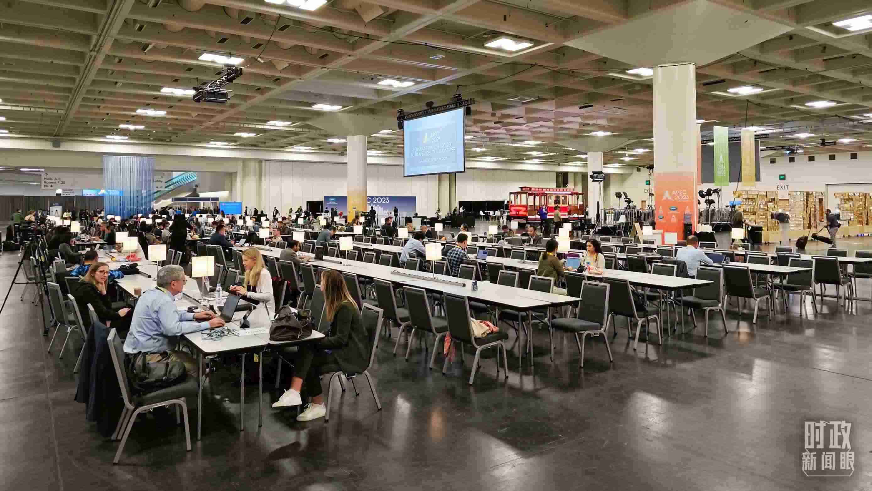 △APEC會議國際媒體中心，各國記者正在工作。（總臺央視記者王哈男拍攝）