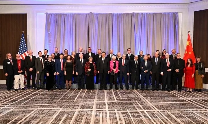 當?shù)貢r間11月15日晚，國家主席習(xí)近平在美國舊金山出席美國友好團體聯(lián)合舉行的歡迎宴會。這是宴會開始前，習(xí)近平會見飛虎隊和史迪威將軍后人、鼓嶺、艾奧瓦州、華盛頓州等方面友好人士代表，同他們親切交談并合影留念。圖源：新華社