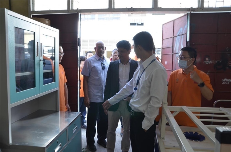 喬治敦公立醫(yī)院執(zhí)行院長接收捐贈物資。第十九期中國援圭亞那醫(yī)療隊(duì)供圖