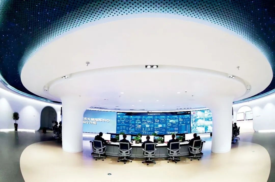 2021年2月2日，江西省撫州市東鄉(xiāng)區(qū)城市大腦指揮中心，工作人員通過城市大腦指揮平臺實時監(jiān)控、抓取、分析相關案件。