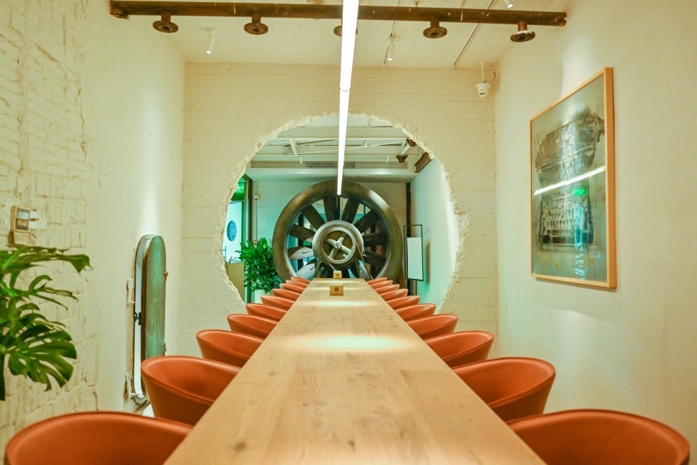 “絲聯(lián)166”園區(qū)內(nèi)保留工業(yè)遺存的咖啡館。（受訪者供圖）