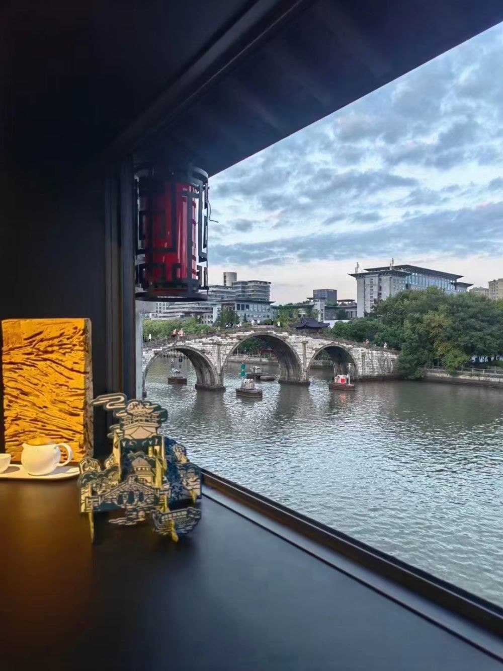 文創(chuàng)產(chǎn)品與拱宸橋。（受訪者供圖）