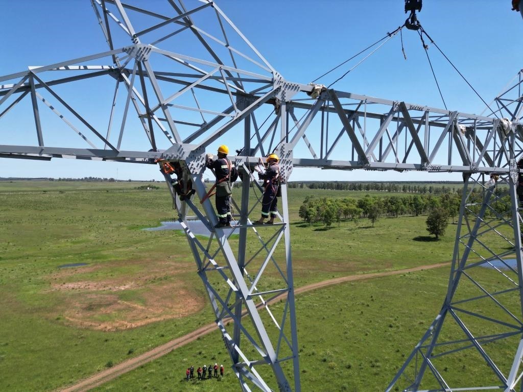 這是2023年11月15日拍攝的位于烏拉圭派桑杜省烏拉圭500千伏輸變電環(huán)網(wǎng)閉合項(xiàng)目施工現(xiàn)場(chǎng)。