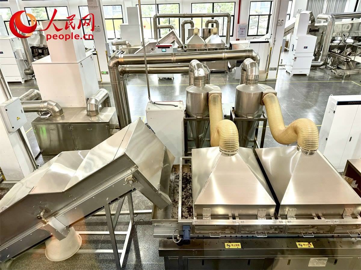 品品香白茶精制自動(dòng)化生產(chǎn)廠房。人民網(wǎng)記者 劉微攝