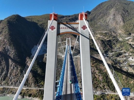 11月25日，列車通過麗香鐵路金沙江特大橋（無人機照片）。