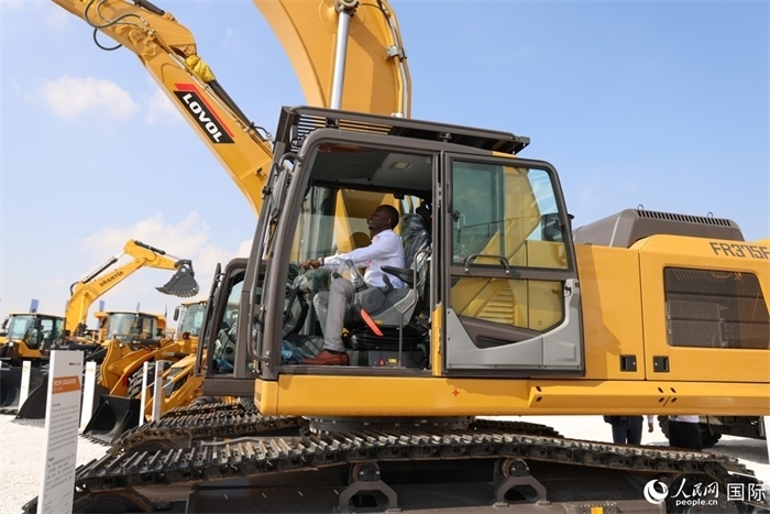 嘉賓參觀體驗山東重工產(chǎn)品。人民網(wǎng)記者 任皓宇攝