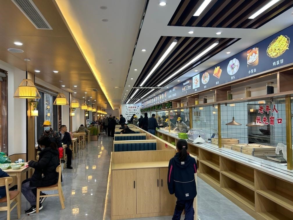 位于安徽合肥市瑤海區(qū)和平路街道綠苑社區(qū)的社區(qū)老年大食堂。（綠苑社區(qū)供圖）