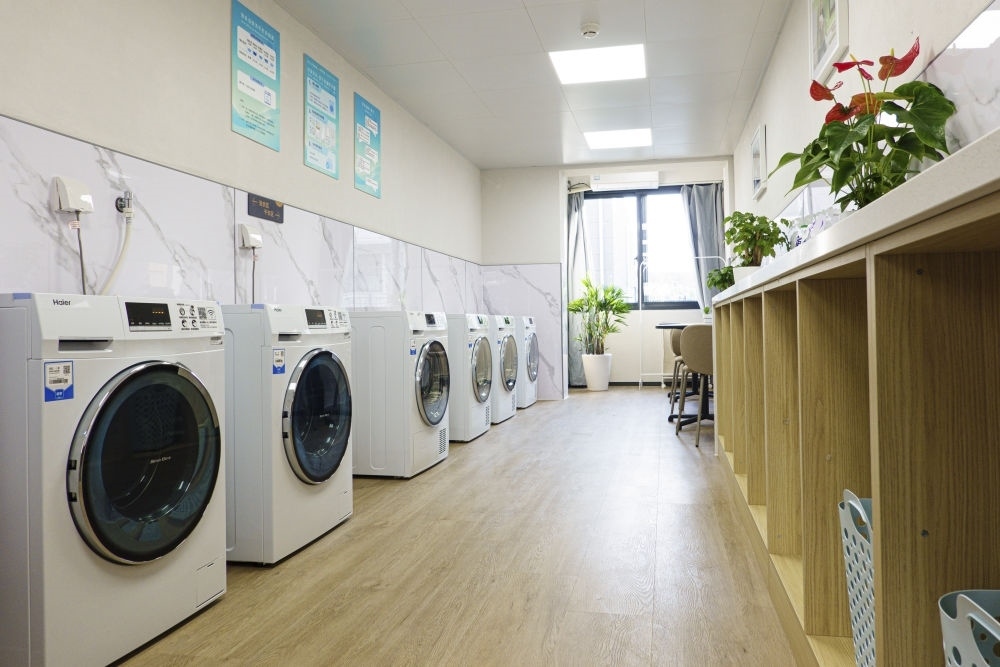 閔行區(qū)新時代城市建設(shè)者管理者之家的共享廚房和共享洗衣房。