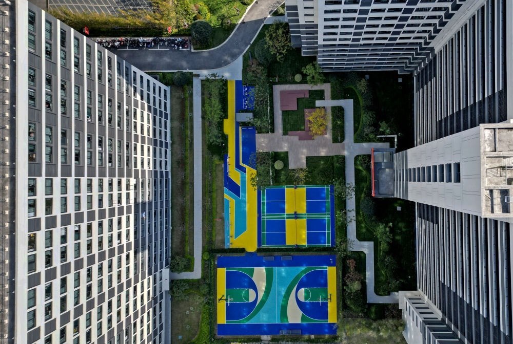 社區(qū)內(nèi)的運動場地設(shè)施（無人機照片）。