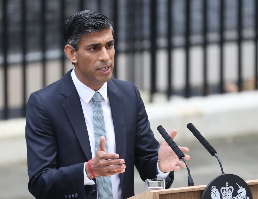 2022年10月25日，里?！ぬK納克在英國倫敦唐寧街10號首相府前發(fā)表講話。新華社記者李穎攝