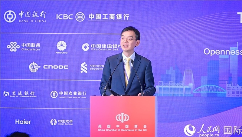 1. 英國中國商會會長、中國銀行倫敦分行行長方文建 致歡迎辭。郭錦標攝_副本