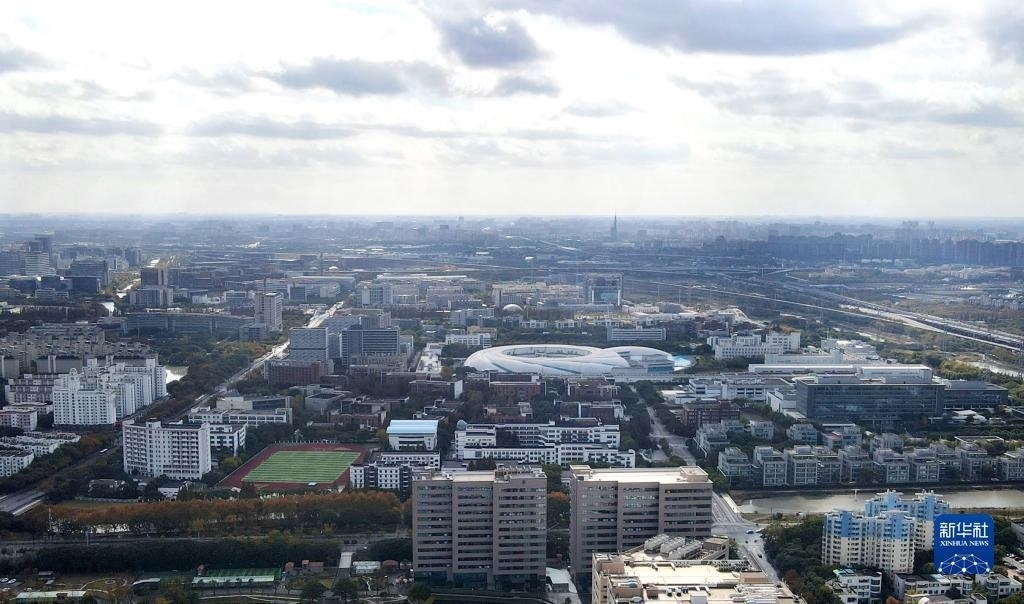 這是2023年11月25日在上海浦東新區(qū)張江科學(xué)城拍攝的形如鸚鵡螺的大科學(xué)裝置上海光源（中）（無人機(jī)照片）。新華社記者 方喆 攝